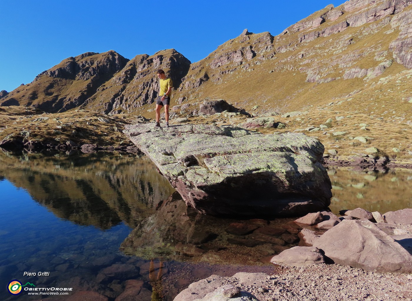 46 Bello specchiarsi dal roccione nel lago, ma con attenzione.JPG